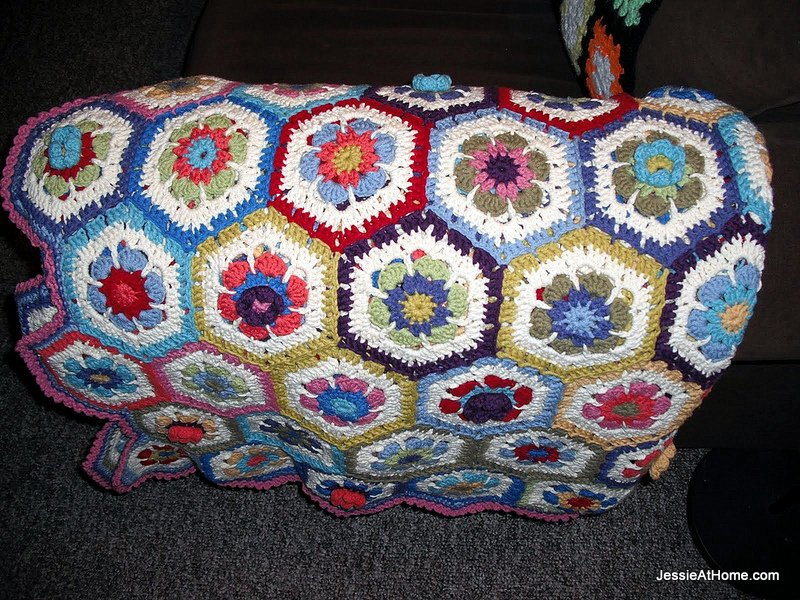 hexagon-blanket-on-the-couch