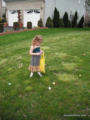 Kyla-finding-eggs-Easter-2011