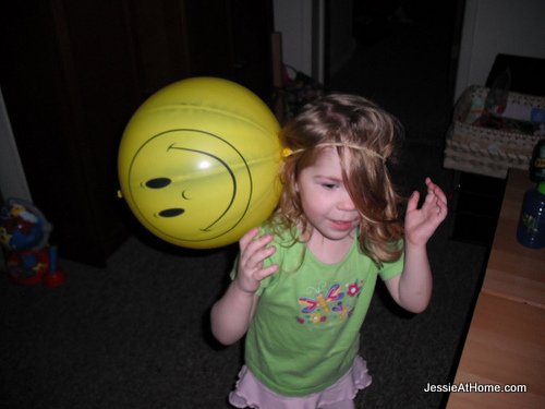 Kyla-in-Vada's-happy-ballon-hat