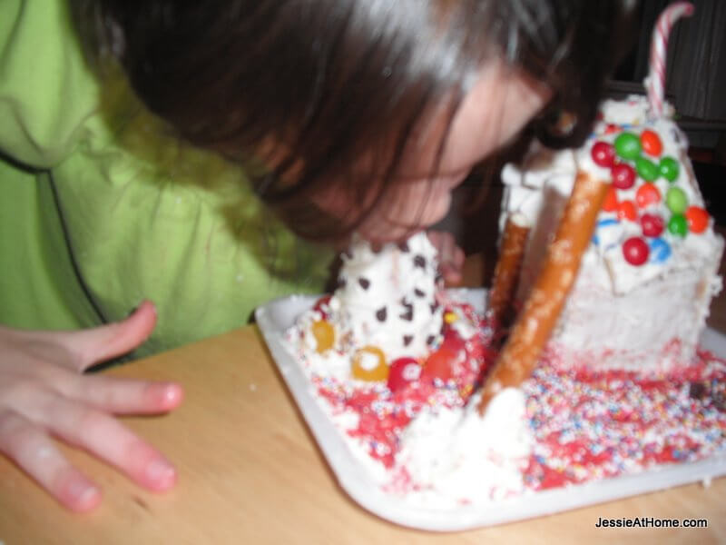 yummy-gingerbread-house-Christmas-2012
