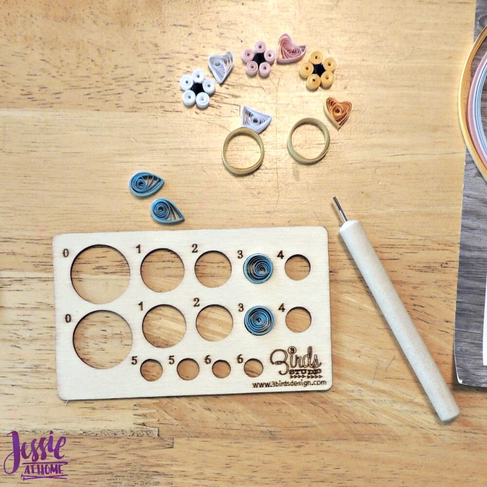 Quilling Kit making flowers