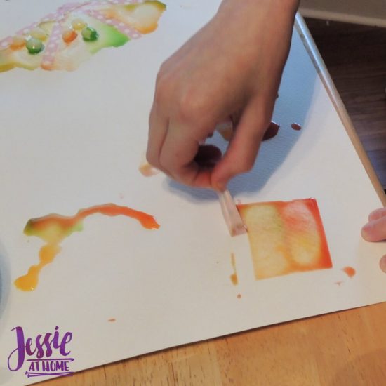 Painting with Skittles craft tutorial by Jessie At Home - Vada peeling