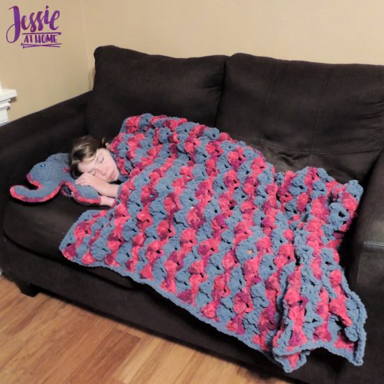 Sofa Sweet Sofa - a cozy crochet sofa throw by Jessie At Home - 2